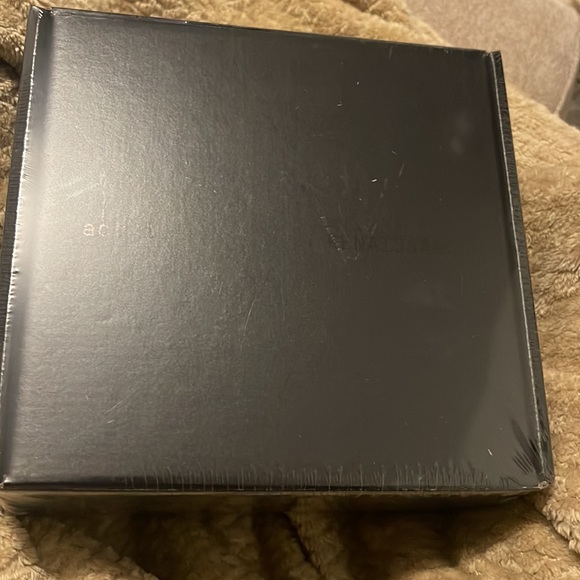 Brand New Beyonce Act I Renaissance Box - Pose 2 - Small - Picture 2 of 3